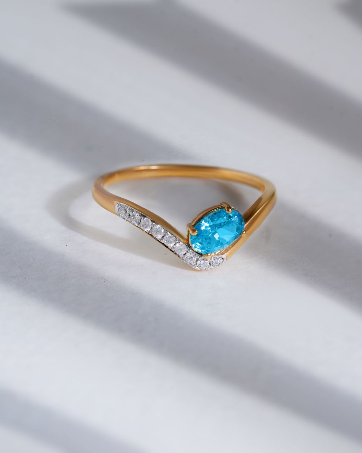 Oval aquamarine curved ring | Gold Vermeil